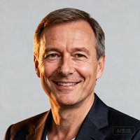 德国汽车零部件企业亚太区总裁头像，中年男性，深色西装，面带微笑的商务肖像照